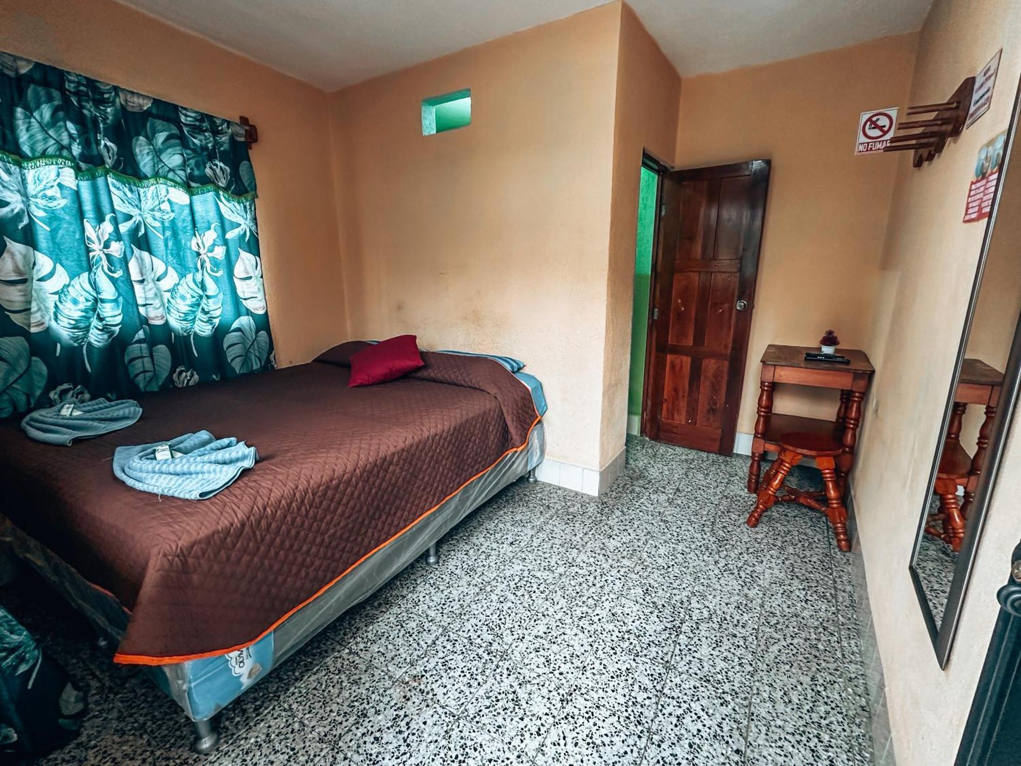 Hostal Sweet Dreams Panajachel Esterno foto